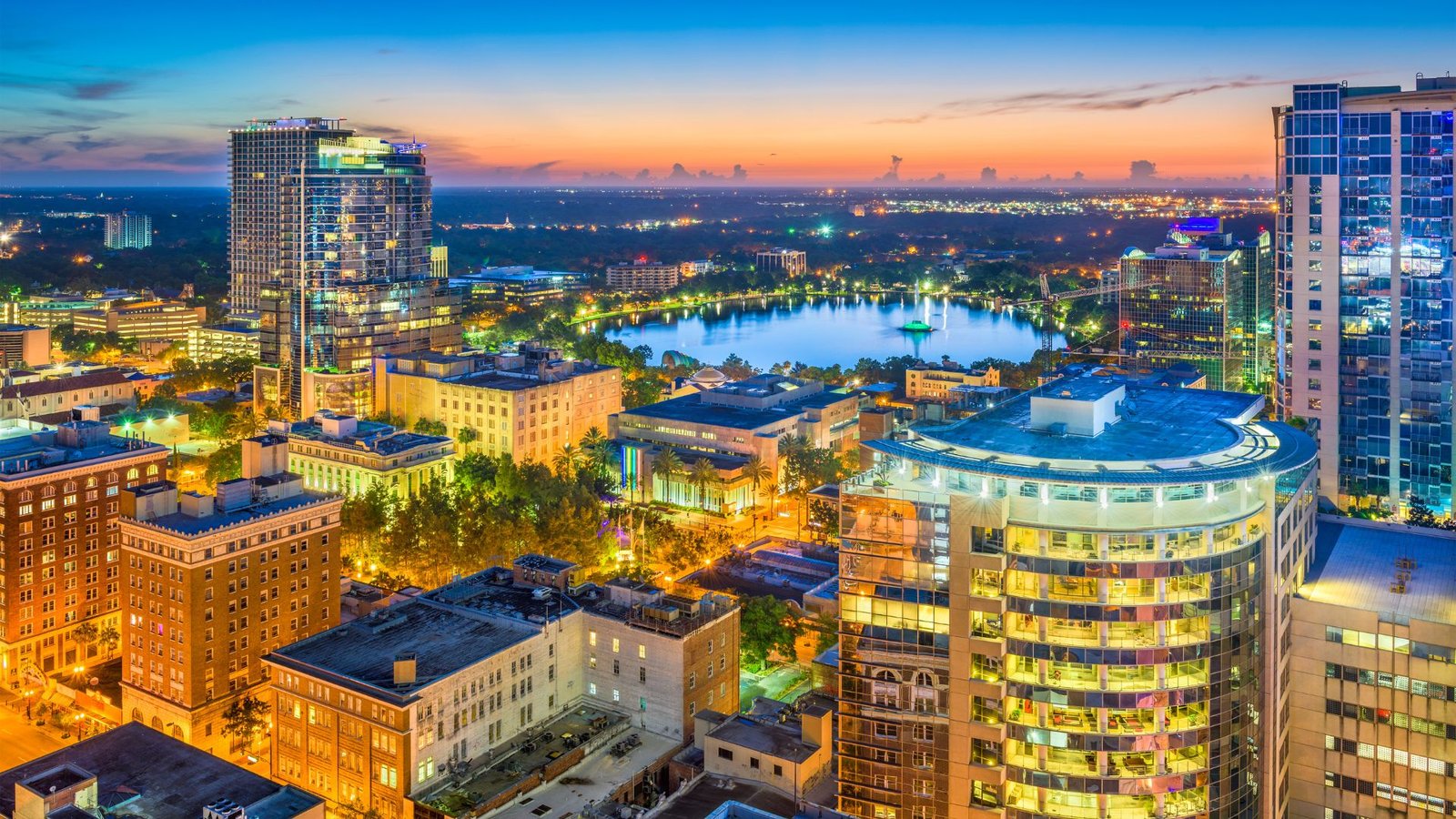 Vista aérea del atardecer en Downtown Orlando, Florida - Propiedades en Venta por LUZ ANGELA AGREDO - Agente Inmobiliaria en Florida
