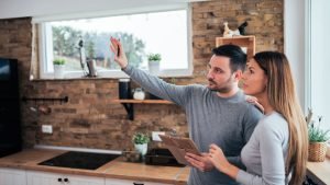 Pareja planificando cambios en la cocina para aumentar el valor de su propiedad en Miami con LUZ ANGELA AGREDO - Agente Inmobiliaria en Florida