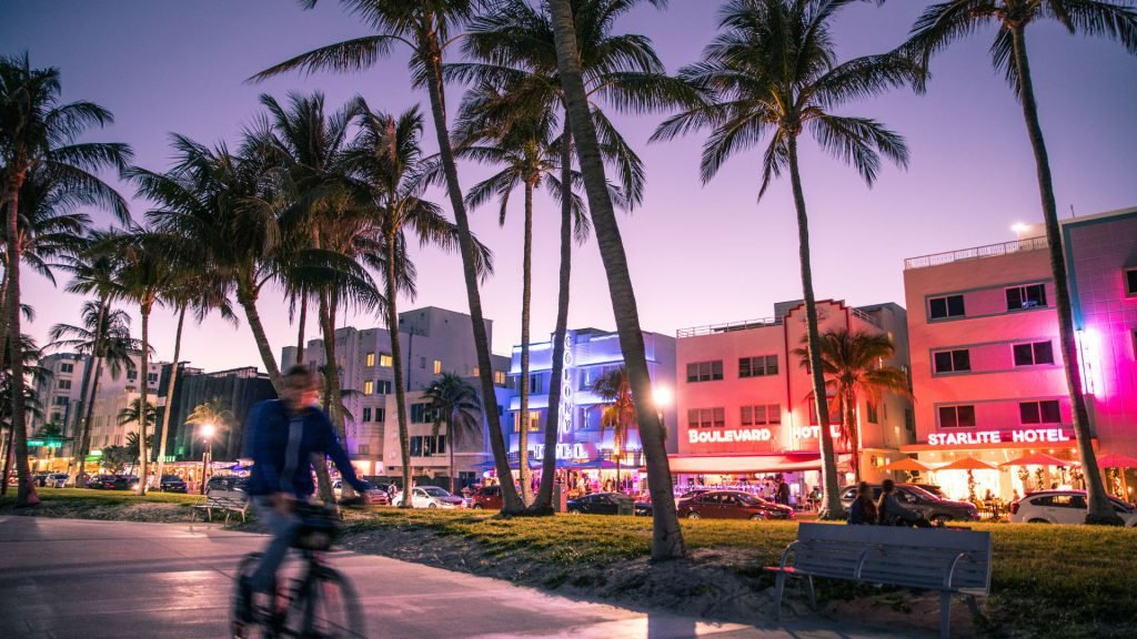 Ciclista paseando por boulevard en Miami - LUZ ANGELA AGREDO - Agente Inmobiliaria en Florida