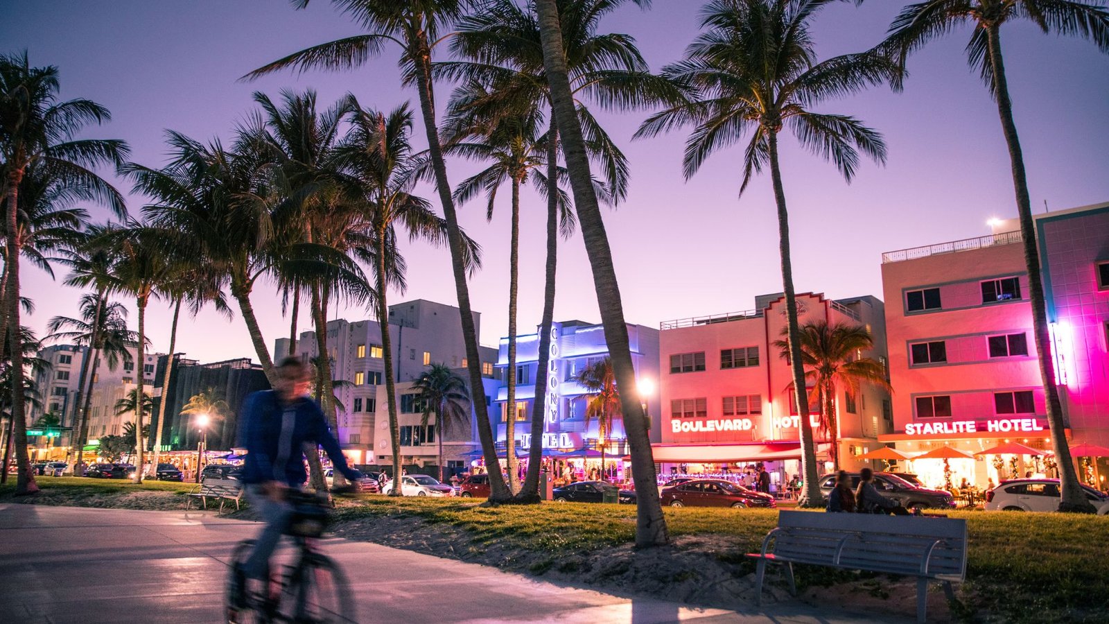 Ciclista paseando por boulevard en Miami - LUZ ANGELA AGREDO - Agente Inmobiliaria en Florida