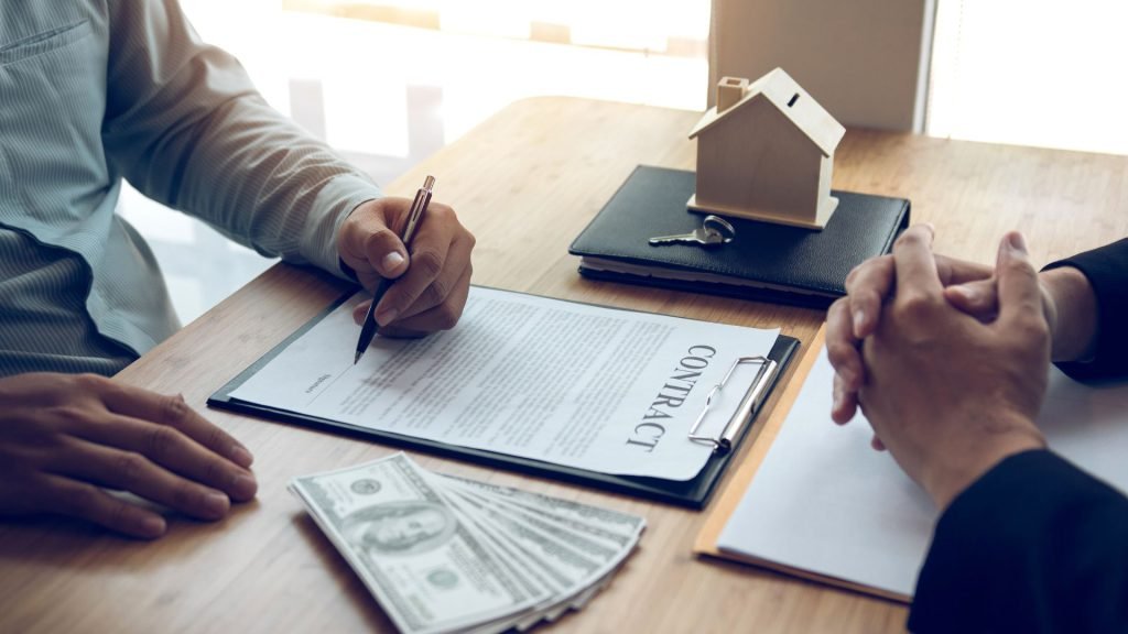 Firma de contrato de préstamo hipotecario en Orlando, Florida con LUZ ANGELA AGREDO - Agente Inmobiliaria en Florida