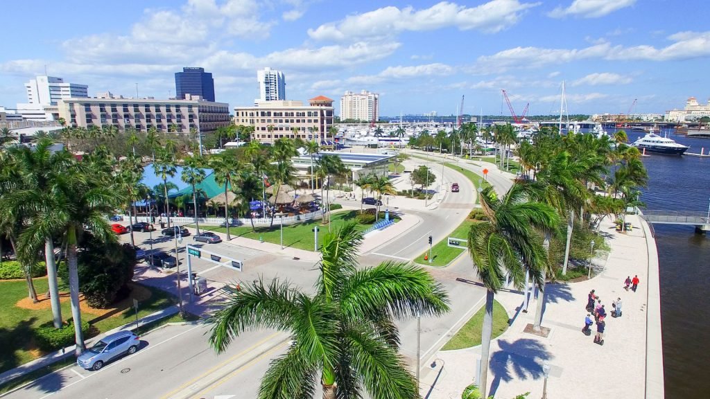 Vista aérea de los mejores hoteles cerca del puerto de cruceros en West Palm Beach