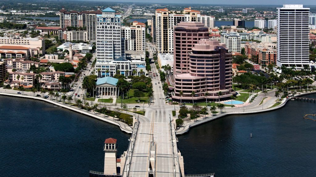 Vista aérea del vibrante centro de West Palm Beach, Florida