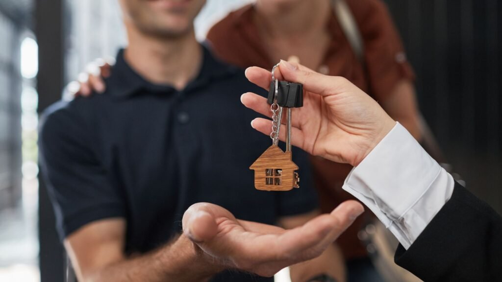 Cliente feliz recibiendo las llaves de su nueva casa objeción #7 la comisión. | LUZ ANGELA AGREDO - Agente Inmobiliaria en Florida