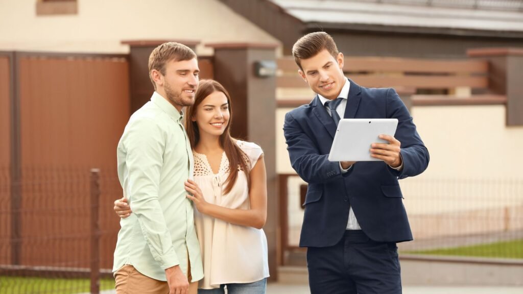 Agente inmobiliario asesorando a un cliente sobre préstamos hipotecarios en Florida