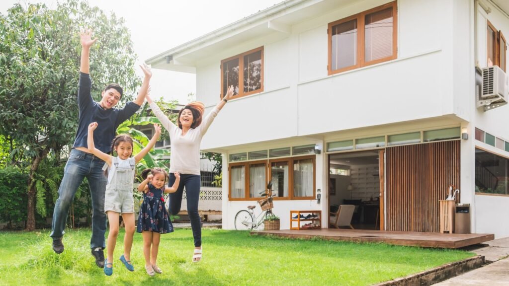 Familia feliz frente a una casa en Florida adquirida con préstamo hipotecario