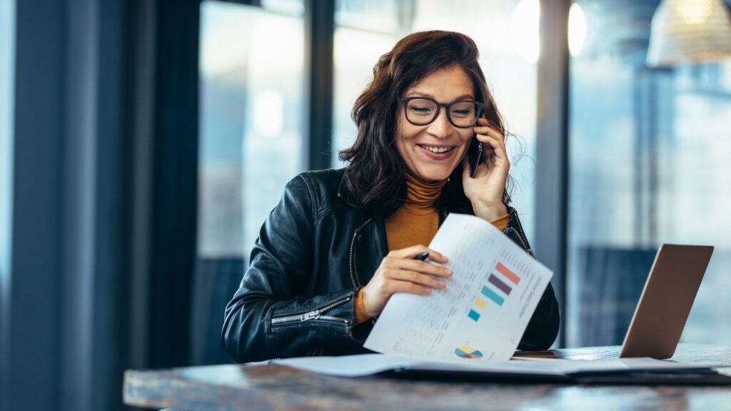 Mujer revisando sus finanzas en una computadora portátil