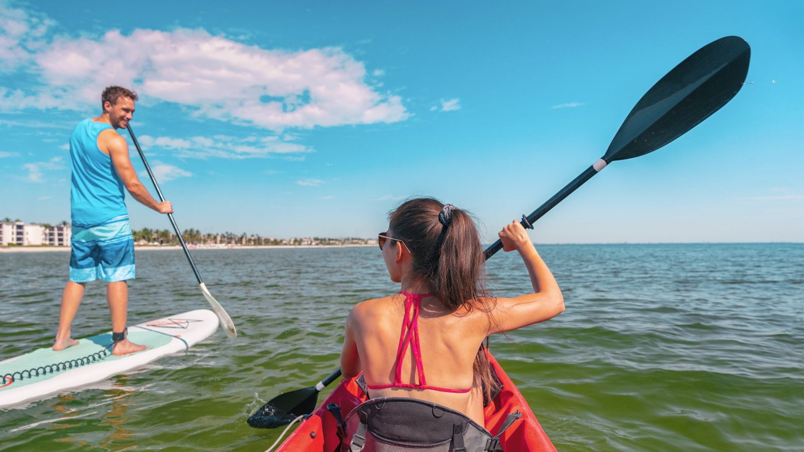 Kayaks y paddleboards en un canal de Palm Beach, Florida | LUZ ANGELA AGREDO - Agente Inmobiliaria en Florida