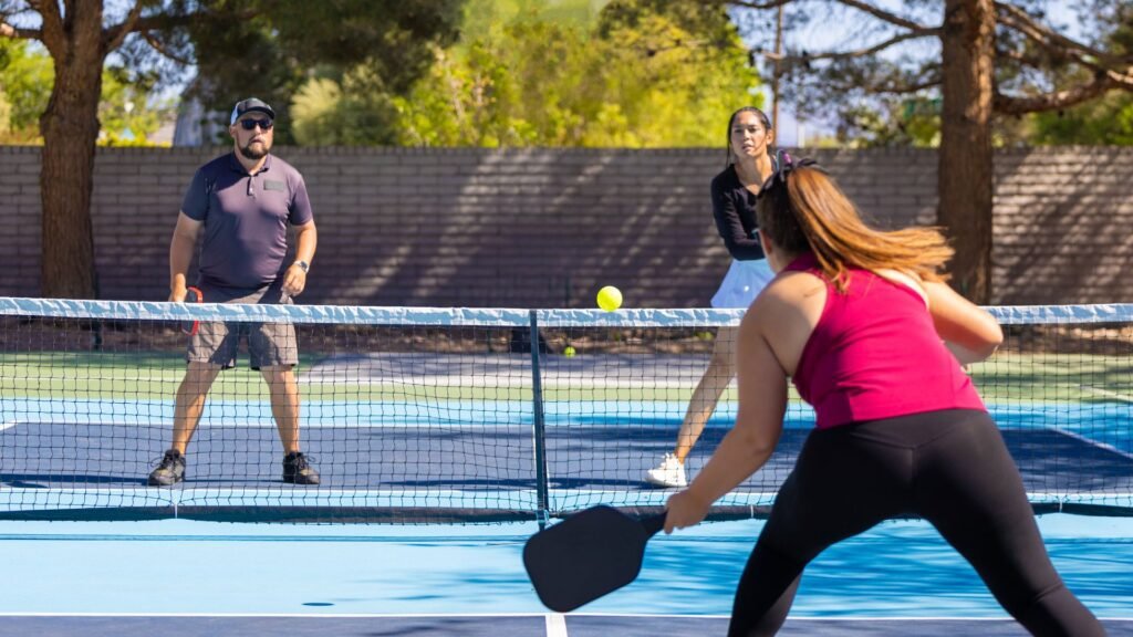 Personas jugando pickleball en el Palm Beach Gardens Tennis & Pickleball Center | LUZ ANGELA AGREDO - Agente Inmobiliaria en Florida