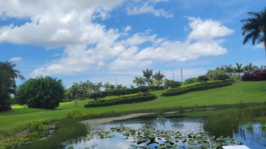 campos de golf en Aberdeen Golf & Country Club, ideal para amantes del golf y el tenis en Palm Beach, Florida.