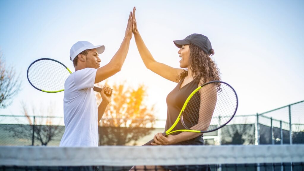 Canchas de tenis iluminadas al atardecer con jugadores en acción en Seaview Park Tennis Center, Palm Beach | LUZ ANGELA AGREDO agente inmobiliaria en Palm Beach