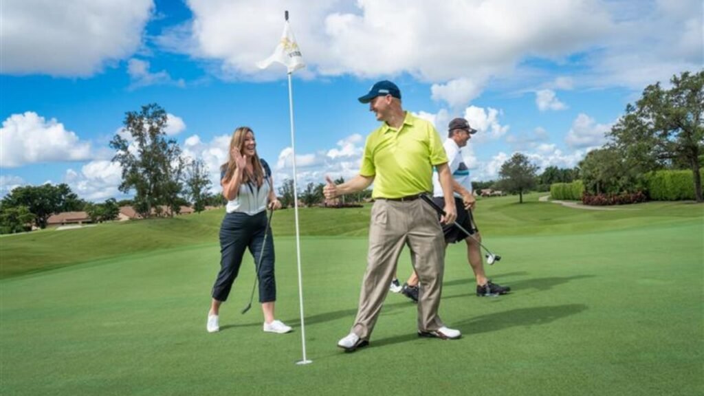 Jugadores de golf en el campo de 18 hoyos de Aberdeen Golf & Country Club en Palm Beach.