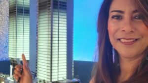 Luz Angela Agredo, agente inmobiliaria en Palm Beach, usando IA para conocer proyecto inmobiliario