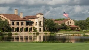 Vista del exclusivo club de golf The Bear's Club en Palm Beach, Florida, donde lujo y deporte se combinan | LUZ ANGELA AGREDO agente inmobiliaria en Palm Beach