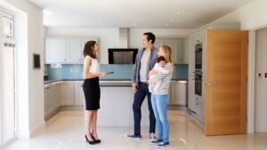 Consejos y Tendencias en Bienes Raíces en Florida | LUZ ANGELA AGREDO - Agente Inmobiliaria en Florida 9 Agente inmobiliario asesorando a clientes en Palm Beach