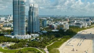Consejos y Tendencias en Bienes Raíces en Florida | LUZ ANGELA AGREDO - Agente Inmobiliaria en Florida 1 Vista aérea de Palm Beach con casas de lujo junto al mar