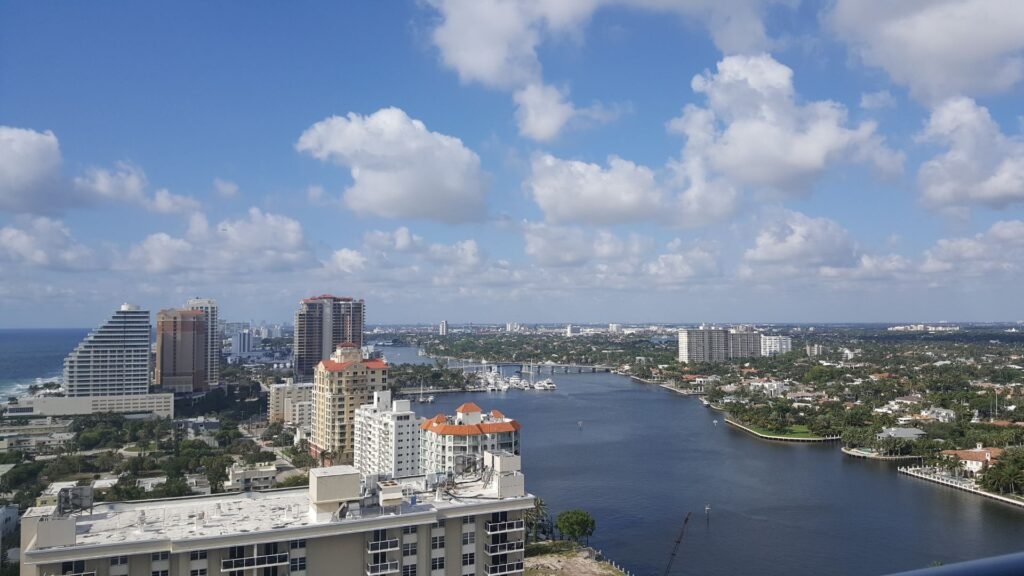 ¿Dónde comprar una propiedad en Palm Beach, Florida? 9 ): Vista panorámica del Westin Fort Lauderdale Resort en Fort Lauderdale, FL