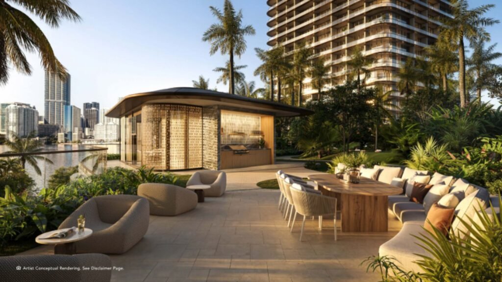 Terraza espaciosa en The Residences Mandarin Oriental Miami con mobiliario elegante y vista al mar.