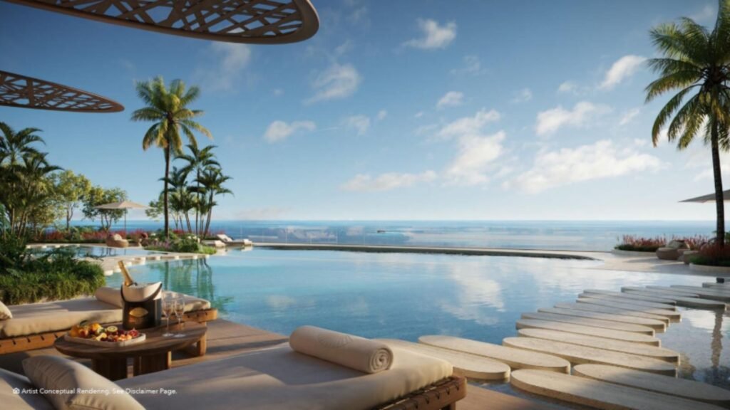 Piscina infinity en The Residences Mandarin Oriental Miami con vista al horizonte de Miami.