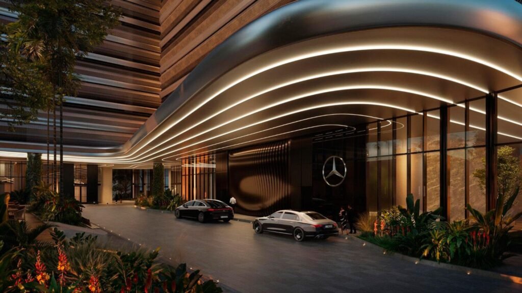 Fachada exterior de Mercedes-Benz Places en Miami, un rascacielos de lujo con arquitectura moderna.