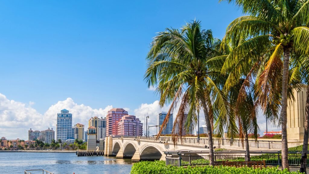 Vista aérea de la playa de Palm Beach, FL, con arena dorada y aguas cristalinas.