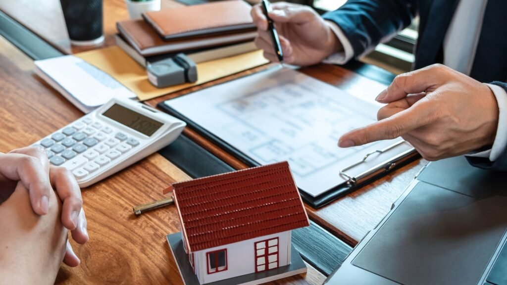 Nuevas reglas del reporte BOI de FinCEN: Cambios clave a partir de marzo 2025 2 Agente inmobiliario brindando asesoría a cliente extranjero sobre regulaciones BOI en Palm Beach
