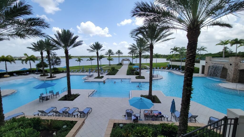 ¿Por qué invertir en bienes raíces en Palm Beach, Florida, es una decisión inteligente? 4 Vista aérea de la piscina de Clubhouse Arden en Palm Beach, Florida