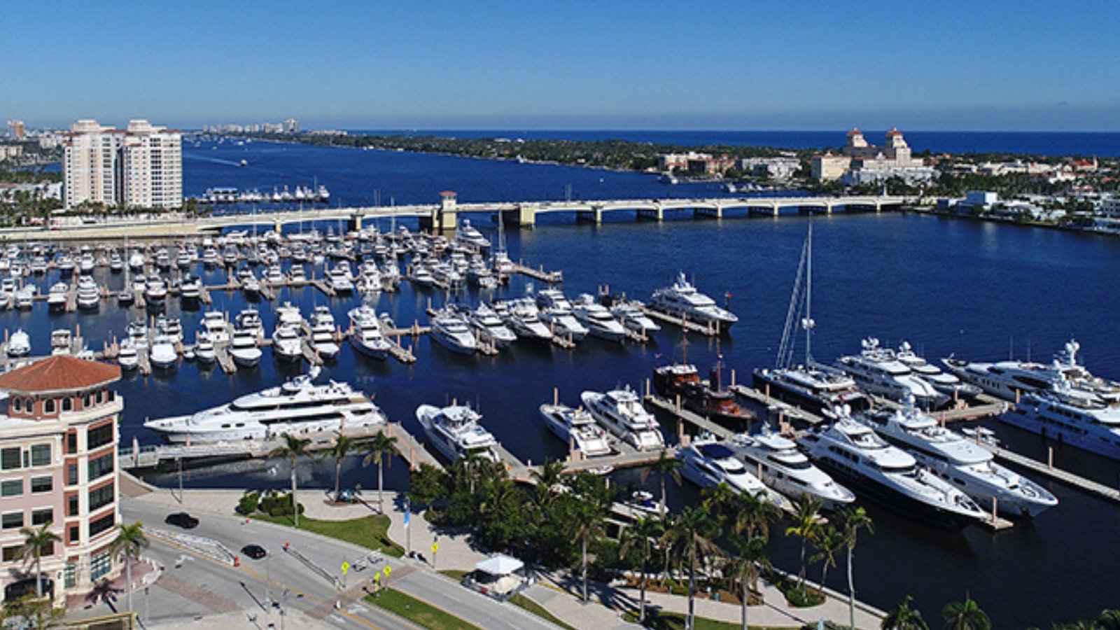 Marina de lujo en Palm Beach al atardecer, reflejando el estilo de vida náutico. Palm Harbor Marina