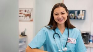 Consejos y Tendencias en Bienes Raíces en Florida | LUZ ANGELA AGREDO - Agente Inmobiliaria en Florida 4 Medica sonriendo, que representa a los héroes de la comunidad de Florida que califican para el Programa Hometown Heroes.