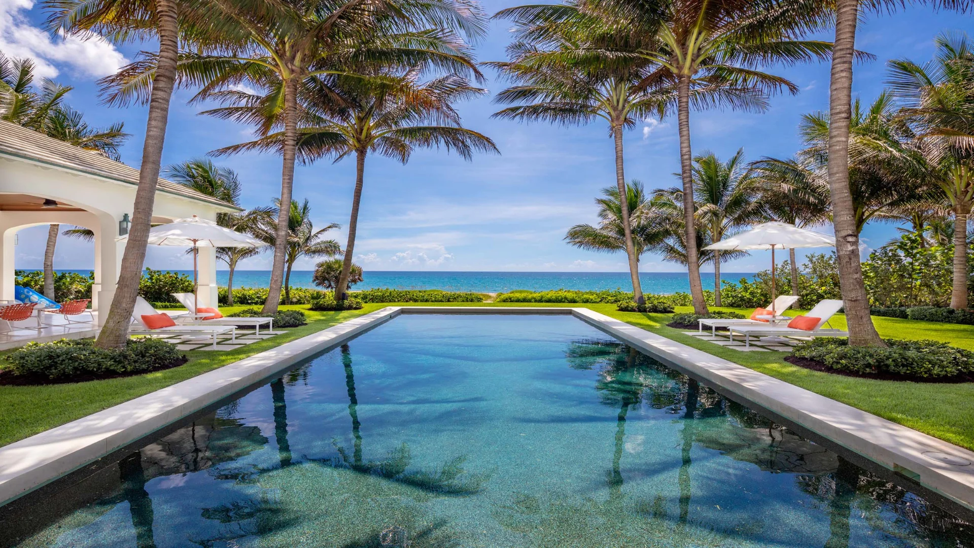 Casa de lujo en Palm Beach Florida con piscina para venta rápida a cash buyers.